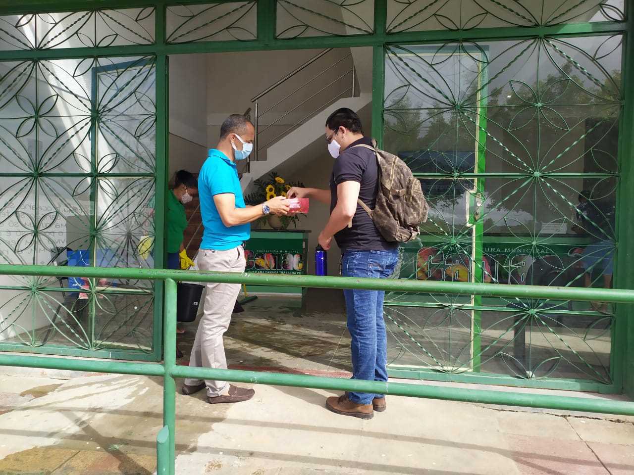 Camacã: Prefeito Paulo do Gás recebe funcionários com bombons
